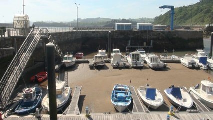 La arena invade la dársena del puerto de Candás