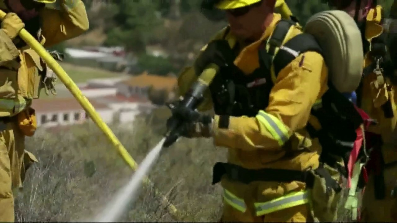 Des milliers d'évacués fuient les incendies en Californie
