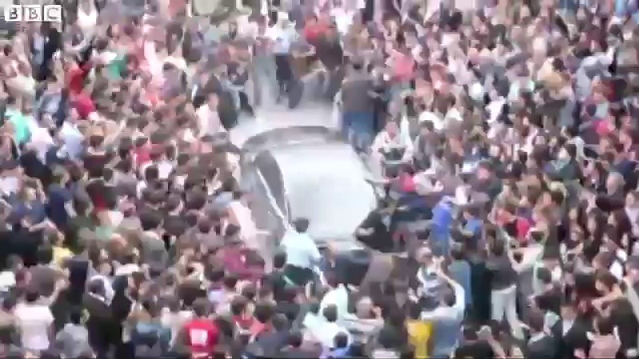 Başbakan'ın aracını boyle tekmeledi