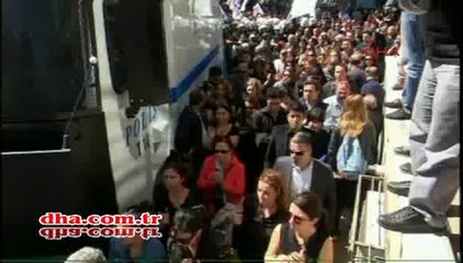 Eylemciler TOMA'nın önüne yattı www.halkinhabercisi.com