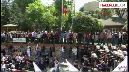 Gayrettepe'de Eylemciler Toma'nın Önünde Oturuyor