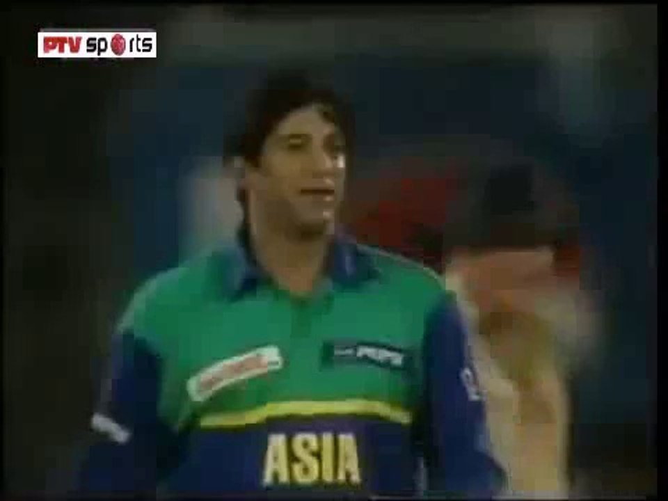 Wasim Akram bowling on tape ball making batsman Funny in IPL