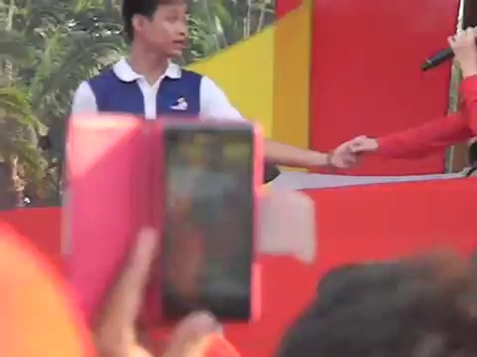 Shaina singing "Chinito" at Jollibee's #FamilyBeeDay