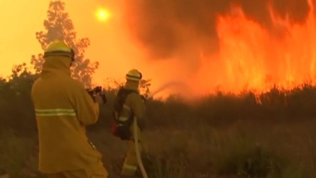Firefighters try to contain California blaze