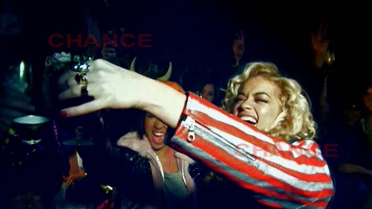 Rita Ora celebra su éxito en topless