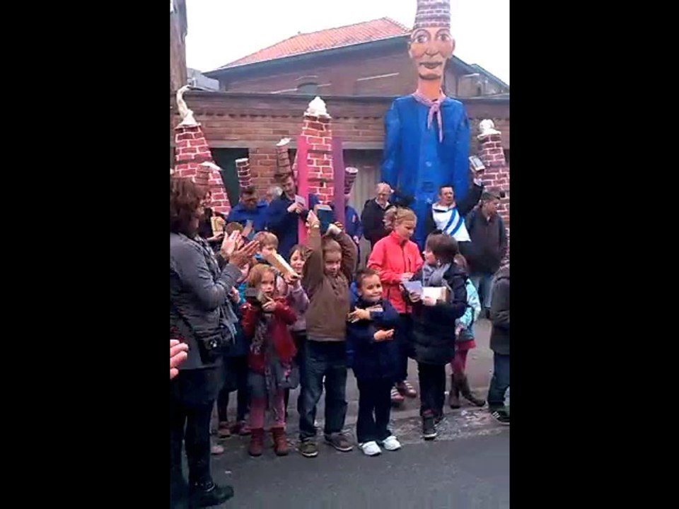 Cortège en hommage à la cheminée de la rue Emile-Hié à Bailleul
