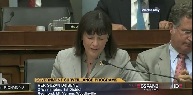 Homme politique américain Joe Garcia mange le miel de ses oreilles! Dégueux...