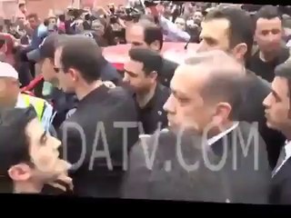 Başbakan Somalı vatandaşa yumruk attı