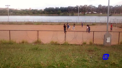 Jogando futebol no  parque  ( vencedores  en cristo )