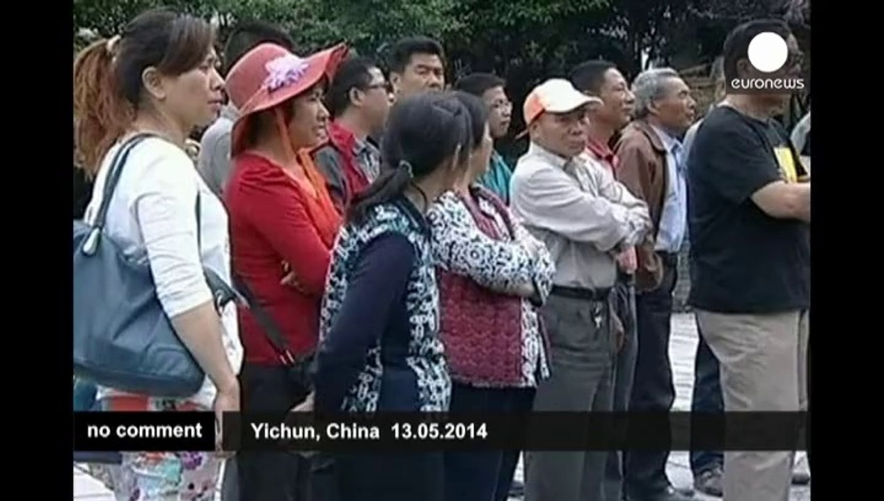 Man breaks Guinness record for the longest time spent covered in bees