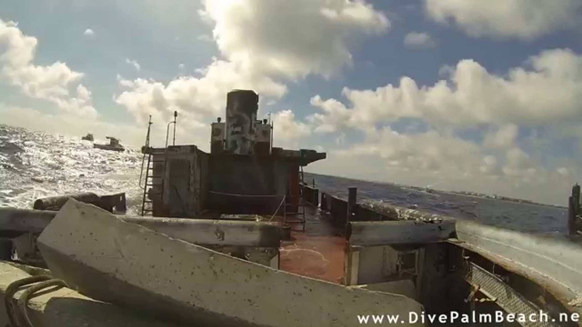 Câmera filma navio naufragando