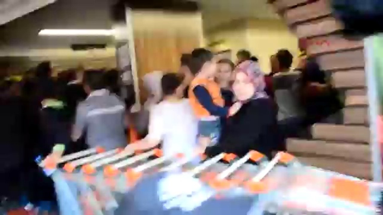 Başbakan Erdoğan'a Soma'da protesto bir markete sığınarak kurtuldu