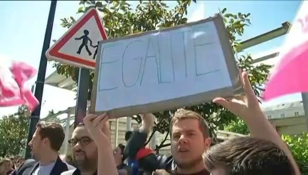 Ce que soulève la jupe : des membres de la Manif pour tous font face à des lycéens à Nantes