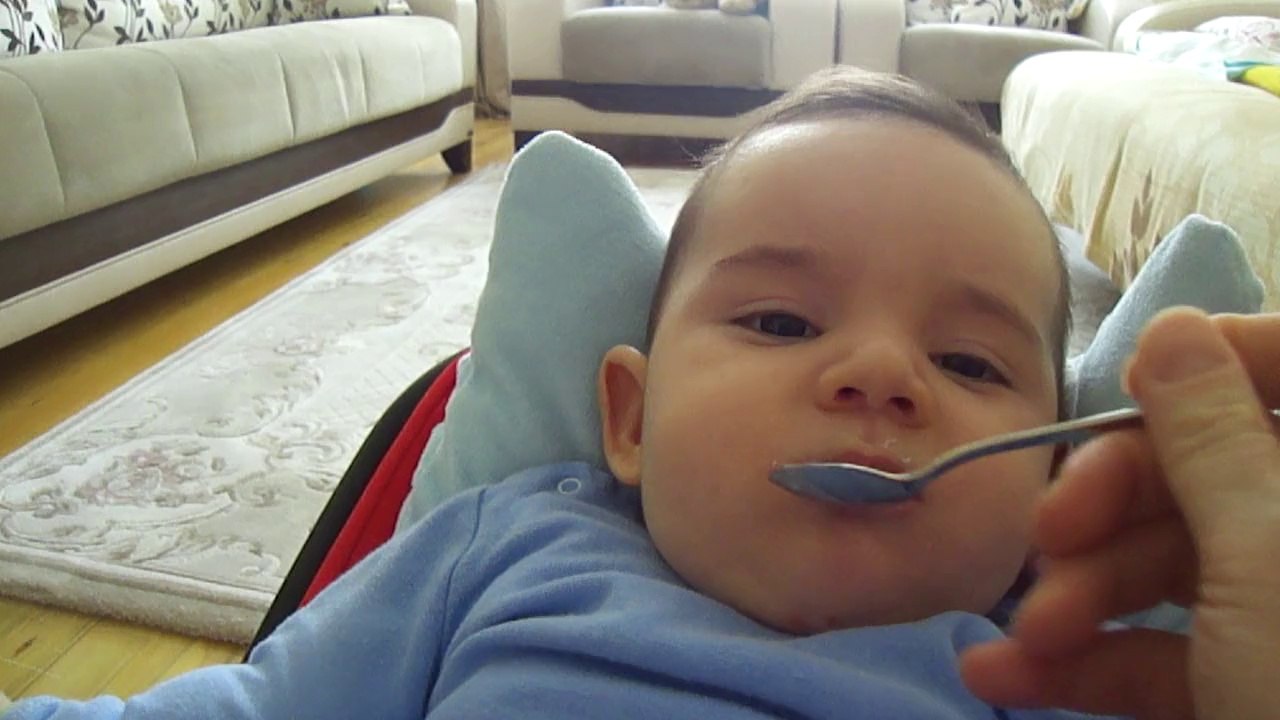 Kaan Kanat 5 aylık yoğurtla ilk tanışma