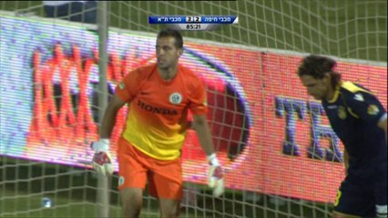 Israele, portiere alle prese con una saponetta