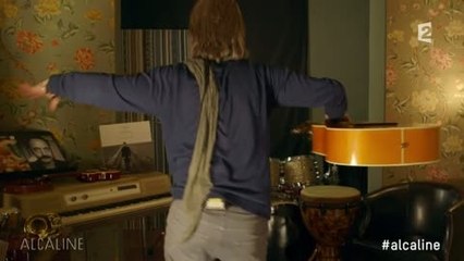 Jean-Louis Aubert imite le pas de Mick Jagger