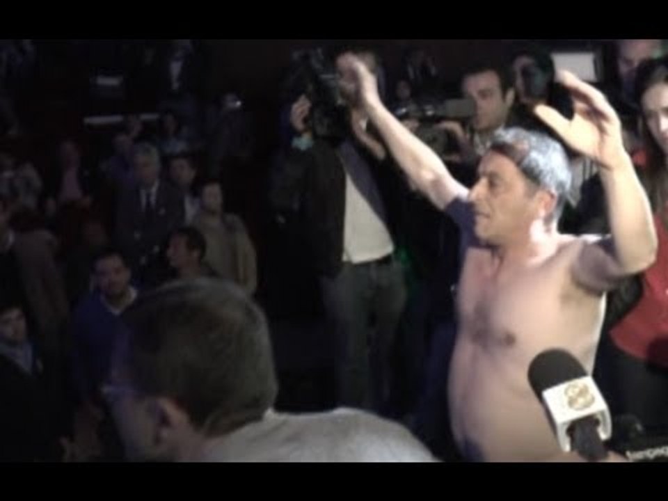 Napoli - L'irruzione dei lavoratori Cub al comizio di Fitto -live- (15.05.14)