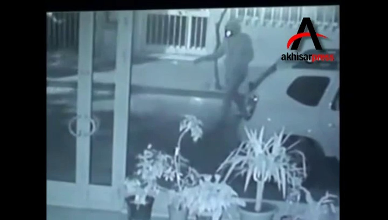 AK Parti Akhisar Binası Taşlandı..