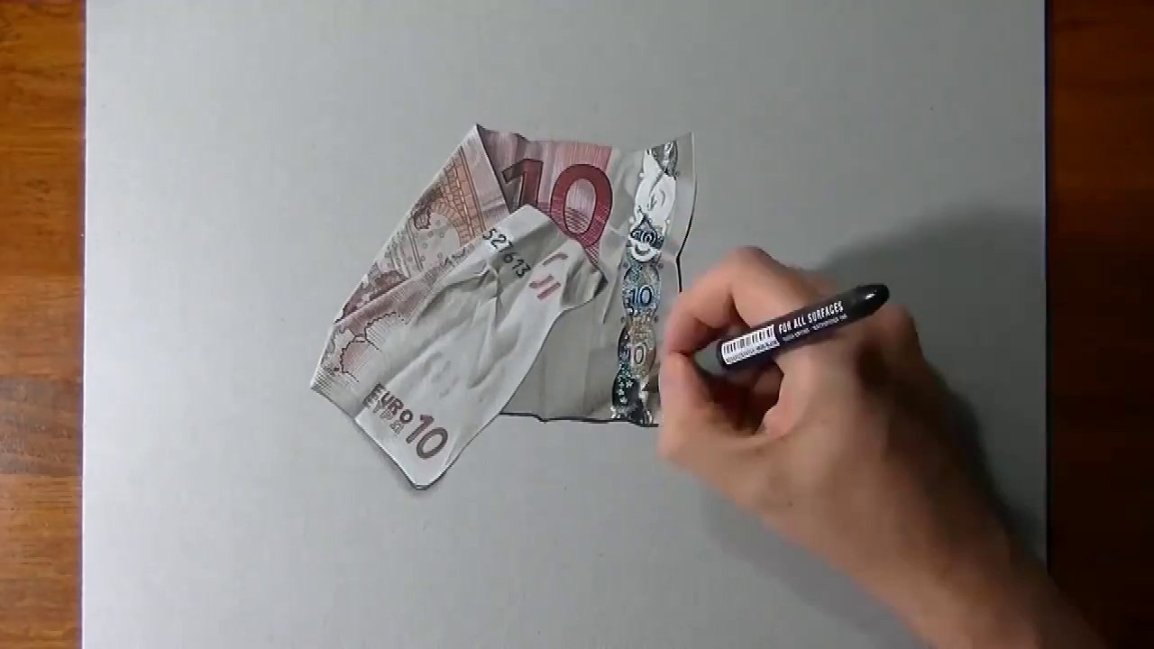 L'incredibile disegno in 3D dei 10 Euro su un foglio di carta