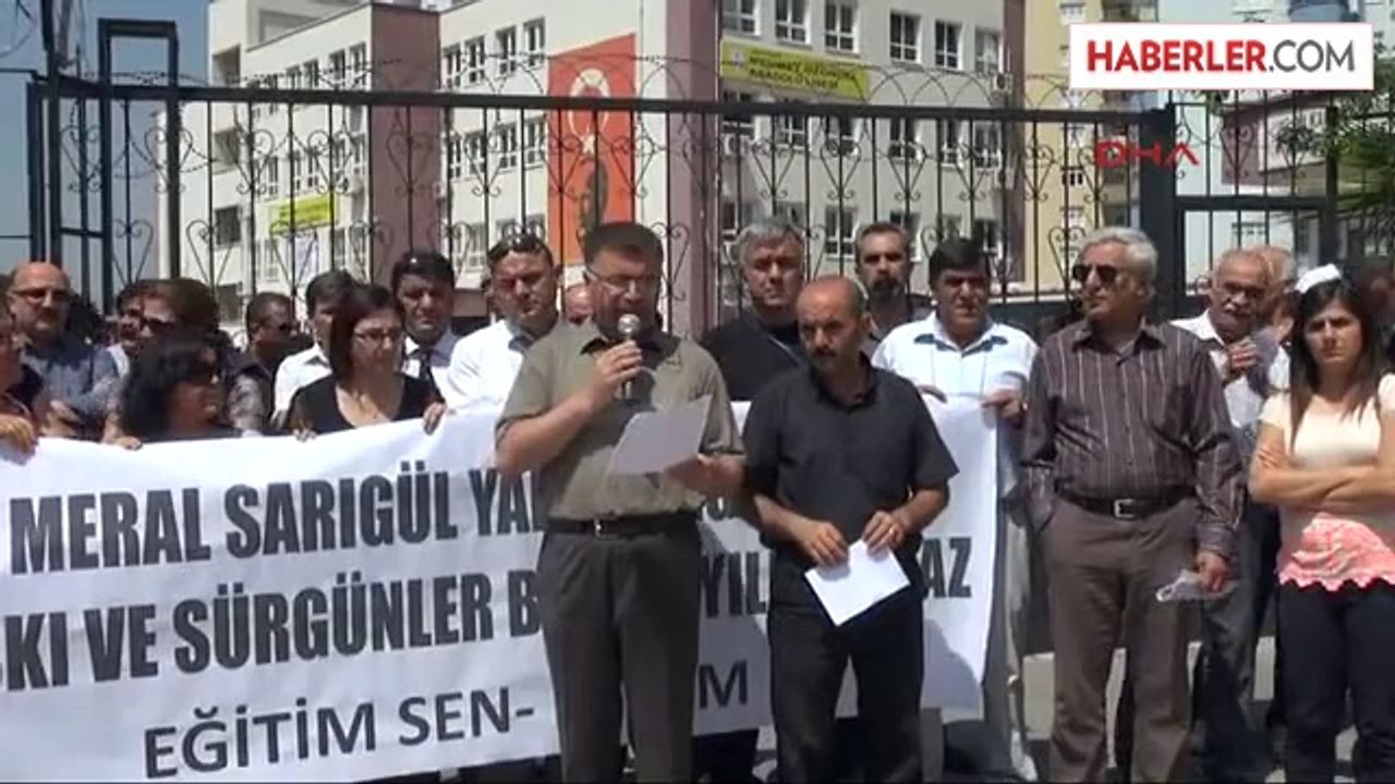 Öğretmenlerden Okul Önünde 'Sürgün' Protestosu