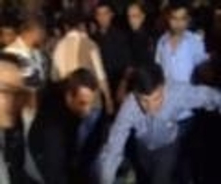 Eşinin çıkmasını bekliyor