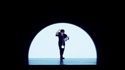Talented artist with diabolo : awesome tricks and skills!