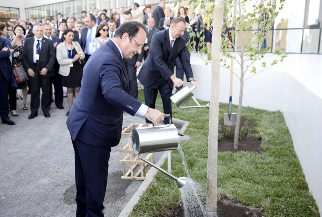 François Hollande jardine vraiment mal ! - ZAPPING ACTU HEBDO DU 17/05/2014