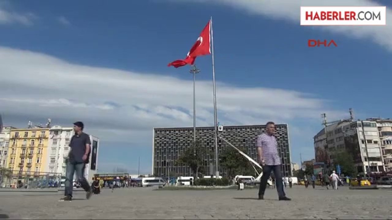 Bayraklar Yeniden Göndere Çekildi