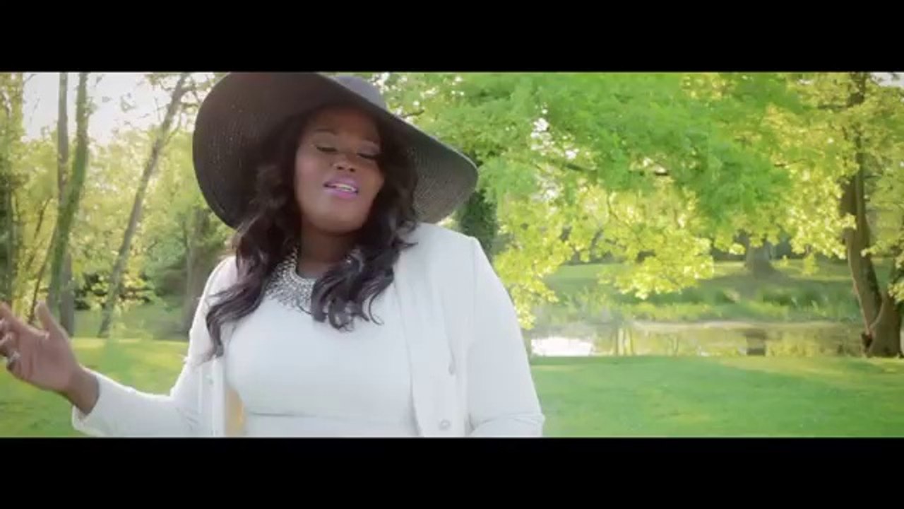 PRISCILLIA - Juste un Kiss (Clip officiel 2014)