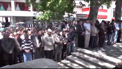 Video herunterladen: SOMA'DA VEFAT EDEN İŞÇİLER İÇİN GIYABİ CENAZE NAMAZI KILINDI