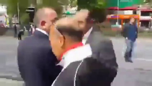 Gürsel Tekin'den vatandaşa küfür