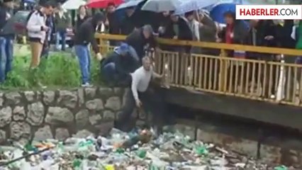 Hayvanseverler Nehire Düşen Köpeği Kurtardılar