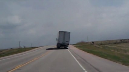 Chauffeur de l'année, un camion presque retourné par le vent!
