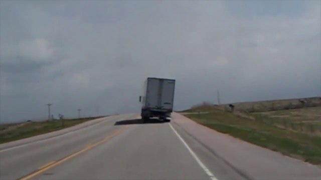 Chauffeur de l'année, un camion presque retourné par le vent!
