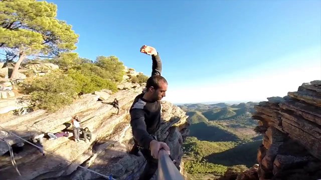 Impressive Slackline skills in spain