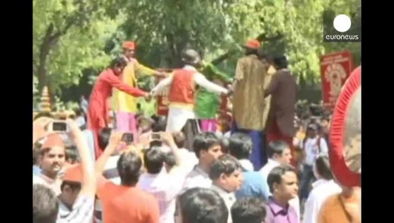 India: Narendra Modi portato in trionfo, mercoledì l'incarico