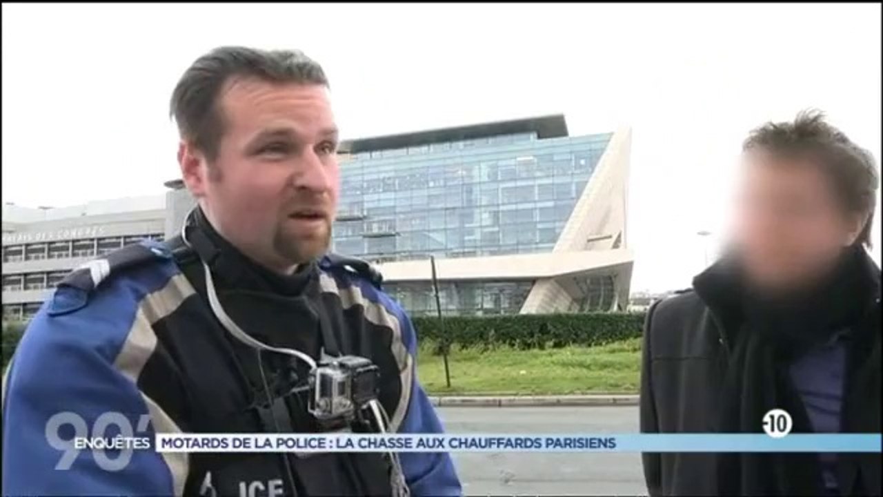 Un policier à moto percute une voiture