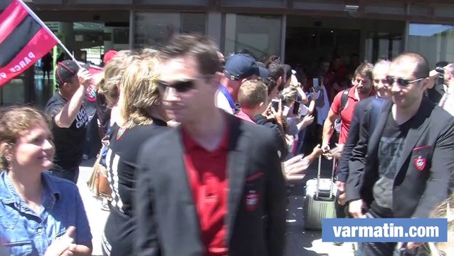 En route pour le doublé, le RCT accueilli à l'aéroport d'Hyères par une haie d'honneur