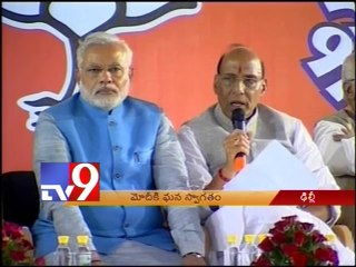 Narendra Modi given hero's welcome in Delhi