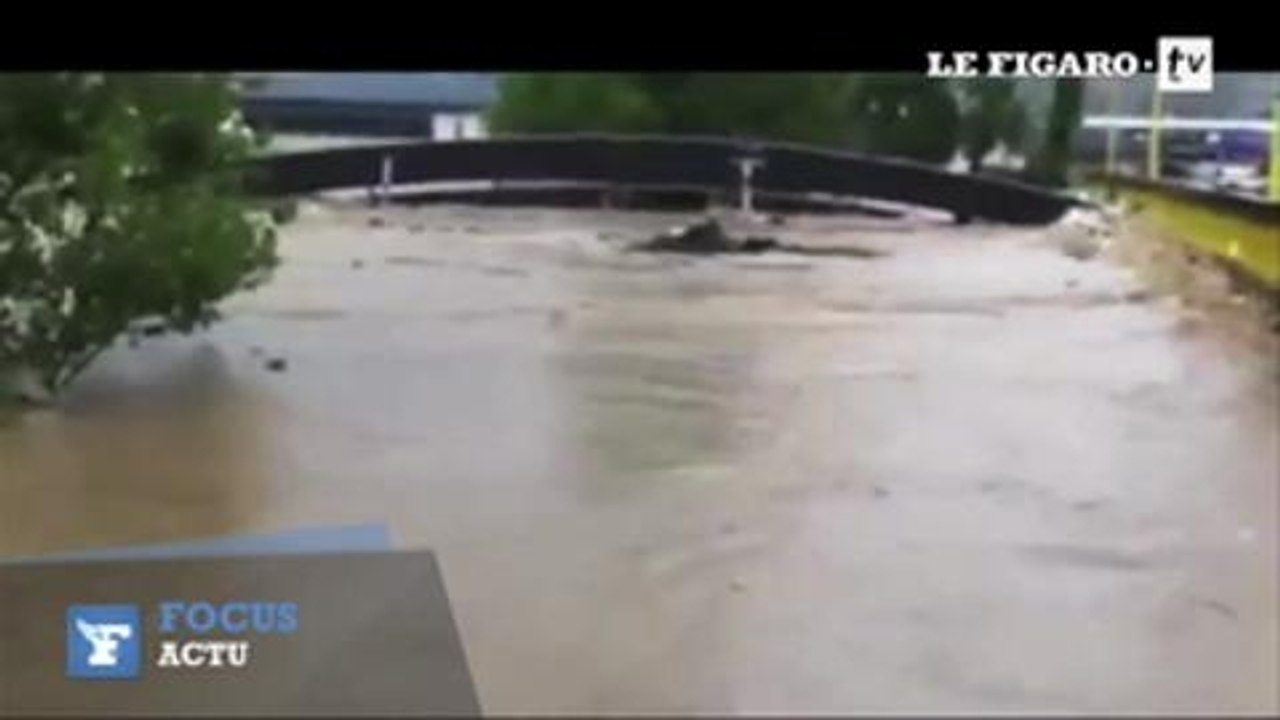 Bosnie : un pont entier emporté par les flots s'encastre dans un autre