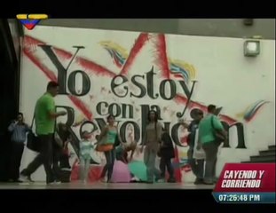 (Vídeo) Una mosca en una botella de Coca-Cola Democracia significa exprópiese