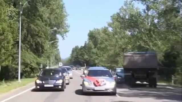 Camion percute une voiture de mariage