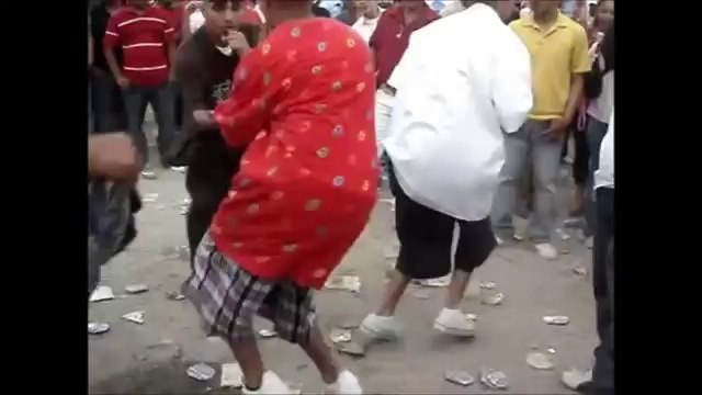 Des Cholos dansent sur les 3 Petits Cochons