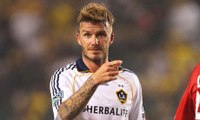 David Beckham scores a super goal from 35 yards out