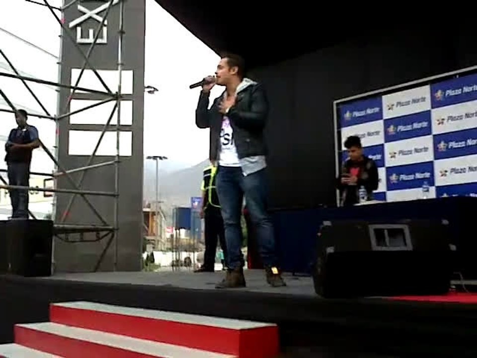 Nikko Ponce cantando "Te pagaré con Amor" en Plaza Norte 17/05/14