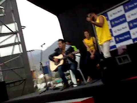 Nikko Ponce cantando una canción de Sin Banderas en Plaza Norte 17/05/14
