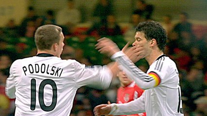 Podolski schlägt Ballack !!!