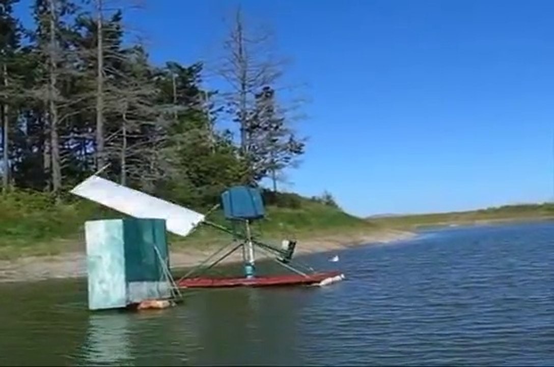 DIY WindPowered Water Pump. CataVento com Bomba de Agua. video