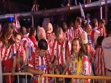 Cientos de aficionados reciben al atlético campeón en Barajas