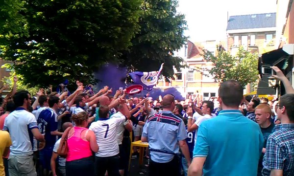Les supporters d'Anderlecht exultent, Anderlecht est champion !